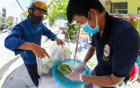 Ấm tình người những quầy hàng "0 đồng" hỗ trợ người nghèo trong tâm dịch COVID-19