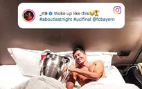 Sướng rơn vì Champions League, sao Bayern Munich ôm cúp bạc... đi ngủ