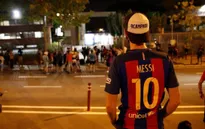 CĐV Barca ủng hộ Messi, yêu cầu chủ tịch Bartomeu từ chức
