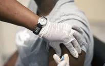 Mỹ để ngỏ khả năng phê chuẩn khẩn cấp một vaccine tiềm năng ngừa COVID-19