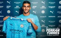 CHÍNH THỨC: Ferran Torres trở thành tân binh đầu tiên của Man City trong kỳ CN hè