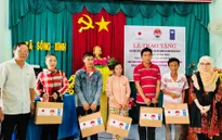 Trao dụng cụ bảo vệ cá nhân, bồn trữ nước cho hộ nghèo phòng chống COVID-19