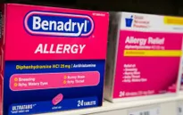 FDA cảnh báo về sự nguy hiểm từ thử thách uống thuốc dị ứng Benadryl trên TikTok