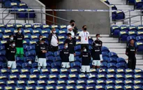 Ronaldo bị nhắc nhở vì không đeo khẩu trang