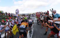 Các tay đua Tour de France lo ngại về khán giả