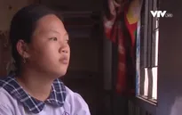 Cảm thương cô bé nghị lực, hàng ngày giành giật lại ánh sáng cho đôi mắt