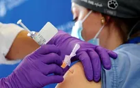 Nhân viên y tế Mỹ ngần ngại tiêm vaccine COVID-19