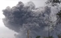 Núi lửa Semeru tại Indonesia phun tro bụi 5km lên bầu trời