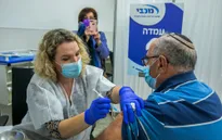 Hàng trăm người dân Israel mắc COVID-19 dù đã tiêm vaccine