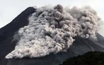 Núi lửa ở đảo Java của Indonesia hoạt động trở lại