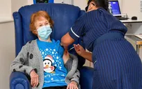 Hàng chục nghìn người Anh tham gia chiến dịch tiêm vaccine COVID-19