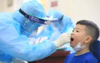 Cận cảnh lấy mẫu xét nghiệm COVID-19 toàn trường Tiểu học Xuân Phương