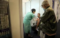 WHO khuyến nghị thời gian tiêm 2 mũi vaccine của Pfizer và BioNTech