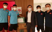 Đại diện lãnh đạo Đại sứ quán Việt Nam tại UAE thăm và tặng quà động viên ĐT U23 Việt Nam