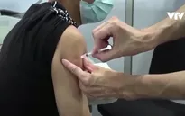 Pháp khuyến cáo tiêm vaccine phòng cúm và COVID-19 cùng lúc