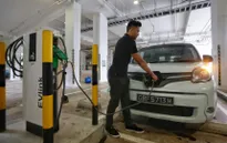 Singapore dùng “cây gậy và củ cà rốt” hướng tới phổ cập xe điện