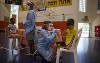 Israel tiêm vaccine ngừa COVID-19 của Pfizer-BioNTech cho trẻ từ 5-11 tuổi