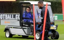 Louis Van Gaal sẽ ngồi xe lăn chỉ đạo ĐT Hà Lan