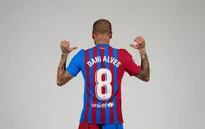 Dani Alves sẽ mặc số 8 của Iniesta tại Barcelona