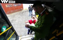 Người dân Hà Nội thích thú với xe lưu động "đi từng ngõ, gõ cửa từng nhà" làm CCCD gắn chip