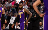Lebron James vẫn đóng góp cho Lakers dù bị cấm thi đấu