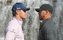 Brooks Koepka thắng dễ Bryson Dechambeu ở trận The Match