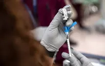 Ford - hãng sản xuất ô tô đầu tiên của Mỹ yêu cầu hàng chục nghìn nhân viên tiêm vaccine