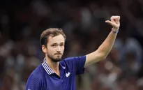 Daniil Medvedev giành chiến thắng thuyết phục trước Hugo Gaston để tiến vào bán kết Paris Masters
