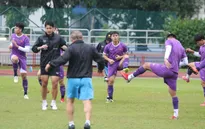 ĐT Việt Nam dầm mưa tập luyện, tập trung cao độ cho trận đấu với Malaysia
