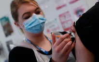 Mũi tiêm tăng cường có thể tăng ít nhất 70% hiệu quả vaccine chống lại biến thể Omicron