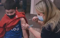 Các nước châu Âu bắt đầu tiêm vaccine COVID-19 cho trẻ 5-11 tuổi