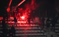 Bạo loạn trên khán đài, trận đấu giữa Paris FC với Lyon bị hủy bỏ