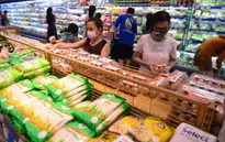 “Gồng mình” chịu phí, doanh nghiệp vẫn giảm giá để kích cầu