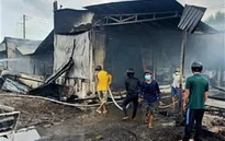 Xe chở dầu bất ngờ bốc cháy, 4 căn nhà bị thiêu rụi hoàn toàn