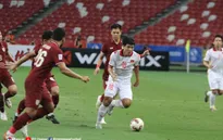 Bác sỹ đội tuyển kiểm tra tình trạng chấn thương của Đức Chinh và Duy Mạnh