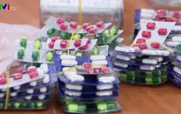 Mua bán tràn lan thuốc điều trị COVID-19: Coi chừng tiền mất, tật mang