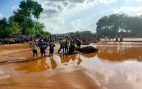 Lũ cuốn xe bus đưa dàn hợp xướng đến dự đám cưới ở Kenya, ít nhất 30 người chết