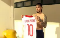 Tiền đạo Billy của ĐT Lào xin đổi áo với Công Phượng