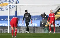 Alisson lại sai lầm, Liverpool thua ngược thất vọng trên sân Leicester City
