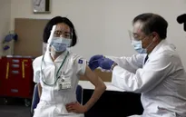 Nhật Bản ghi nhận chỉ hơn 1.400 ca mắc COVID-19 mới trong ngày tiêm vaccine đầu tiên