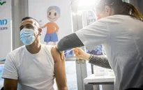 Israel lập trạm tiêm vaccine lưu động tại quầy bar