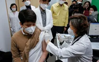 Hàn Quốc tiêm phòng cho nhân viên y tế tuyến đầu