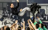 Xavi có danh hiệu thứ 5 trên cương vị HLV