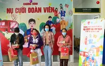 Tặng quà và vé xe cho bệnh nhân nghèo về quê ăn Tết