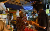 Tiểu Vy trao tặng hơn 25 triệu đồng cho người vô gia cư trước Tết