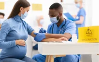 Chưa thấy dấu hiệu rủi ro trên 10.000 phụ nữ đang mang thai tiêm vaccine ngừa COVID-19