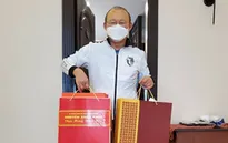 Thủ tướng gửi quà Tết cho HLV Park Hang-seo