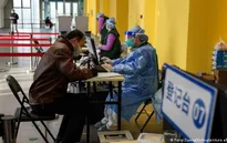 Trung Quốc đi đầu trong việc cấp hộ chiếu vaccine du lịch