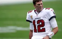 Tom Brady sẽ tiếp tục gắn bó với bóng bầu dục