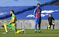 Wilfried Zaha là cầu thủ đầu tiên ở Premier League không quỳ trước trận đấu